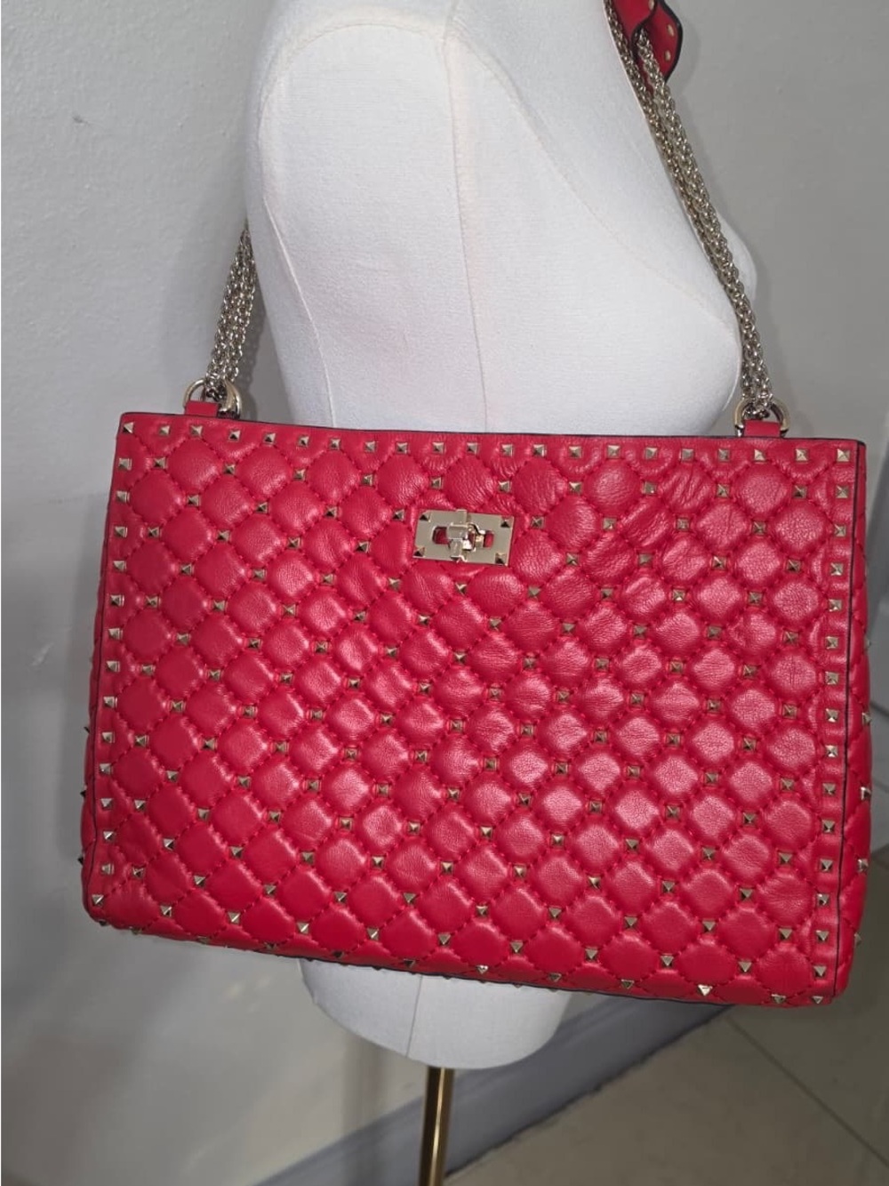 Valentino Garavani Large Rockstud Spike Red Leather Shoulder Bag - Picture 9 of 14